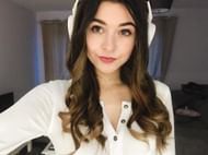 KelseyLioness streaming on Twitch (Images via Instagram/kelseylioness)